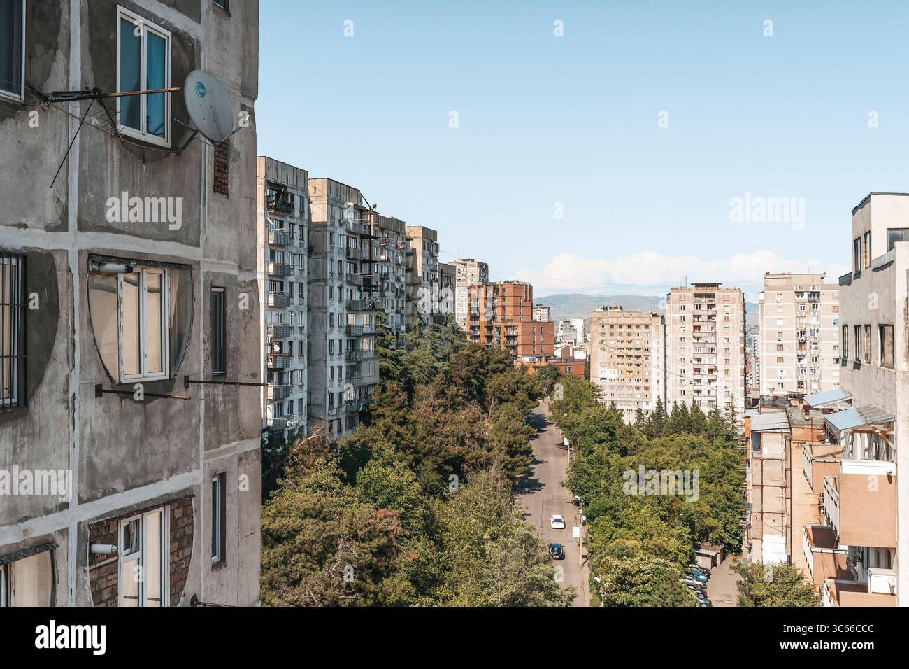 Fotos von alten Wohngebäuden aus Betonplatten aus den 1970er Jahren in Tiflis, Georgien. Diese ikonischen Beispiele brutalistischer Architektur aus der Sowjetzeit spiegeln den krassen, utilitaristischen Stil jener Zeit wider. Rohtexturen, sich wiederholende Geometrien und verwitterte Fassaden sprechen vom historischen und sozialen Kontext der Stadtentwicklung während der Sowjetzeit. Stockfoto