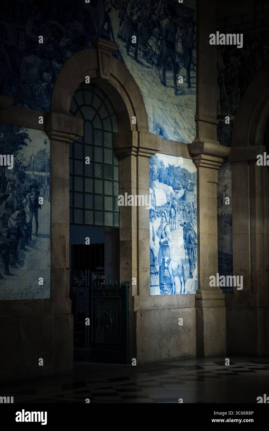 Porto, Portugal - 17. Juni 2022: Blick auf die Wände des Bahnhofs São Bento, die mit traditionellen blauen und weißen Azulejo-Fliesen verziert sind und die reiche Geschichte und das künstlerische Erbe der Stadt widerspiegeln. Stockfoto