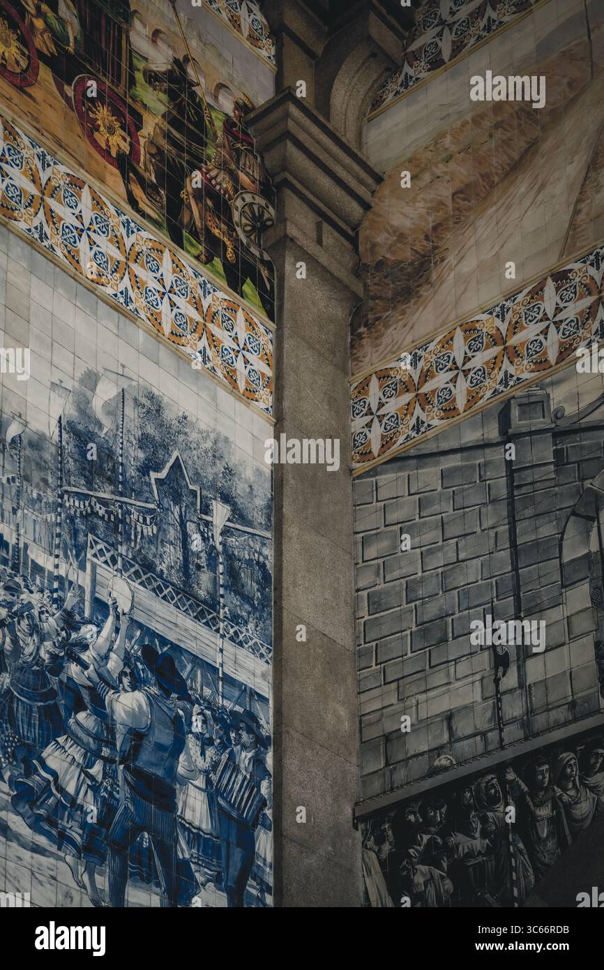 Porto, Portugal - 17. Juni 2022: Blick auf die Wände des Bahnhofs São Bento mit blau-weißen Fliesen, die historische Szenen darstellen, im Kontrast zu den alten Steinsäulen und verzierten Decken. Stockfoto