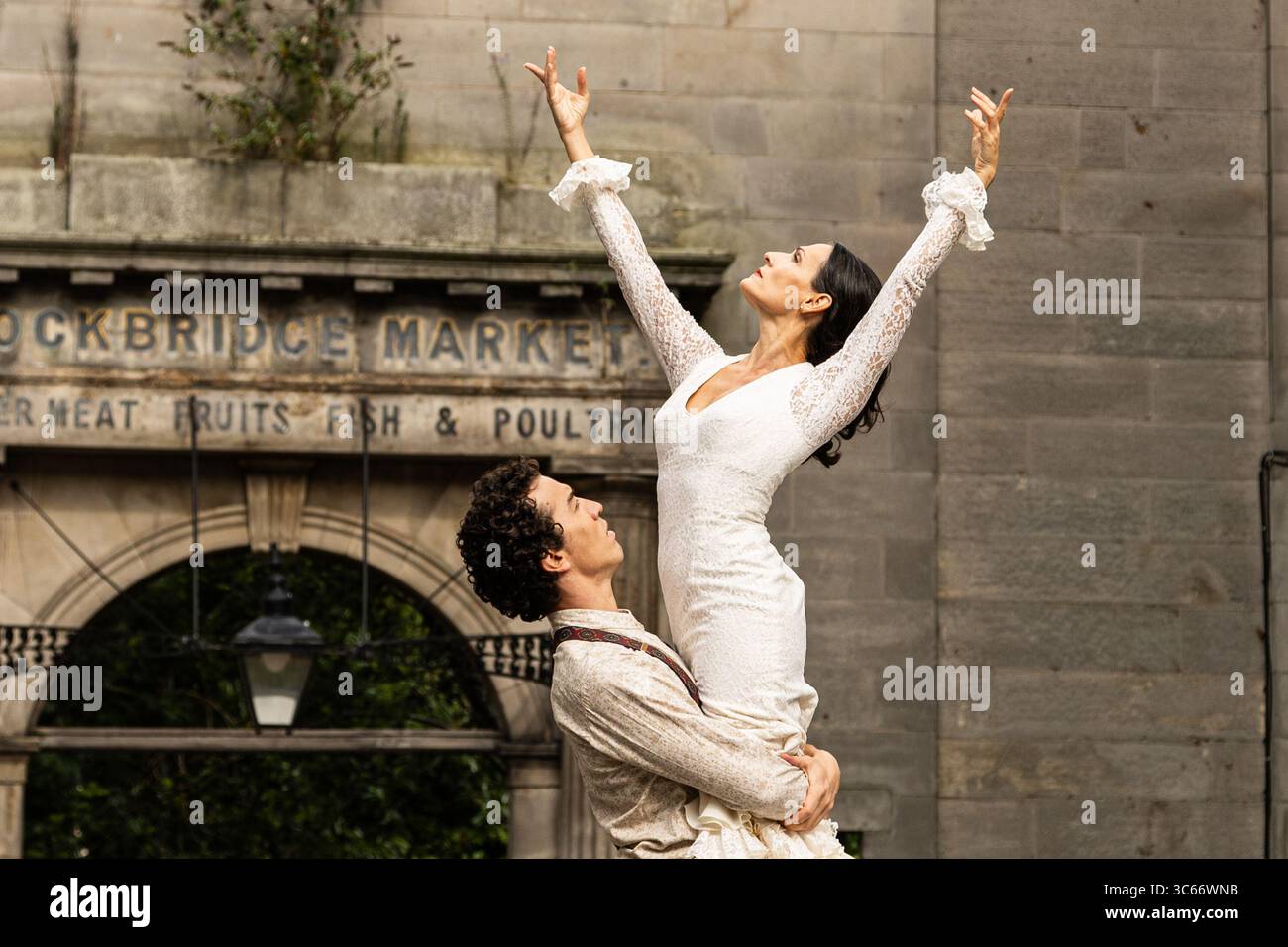 María García Lola und Gabriel Aragú Fernando von Lola Flamenco Productions bieten im Rahmen des Edinburgh Festival Fringe ab 1. August 2025 Verkostungen ihres leidenschaftlichen zeitgenössischen Flamenco-Tanzmusikals „Lola: A Flamenco Love Story“ an 2025. © Chantal Guevara/Alamy. Alle Rechte vorbehalten. Stockfoto