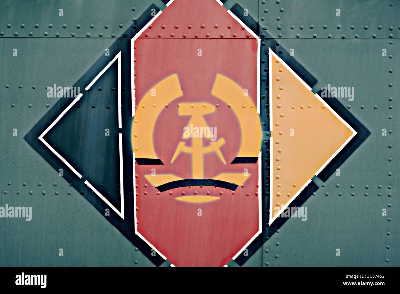 Nahaufnahme des Emblems der Luftwaffe der Nationalen Volksarmee der ehemaligen DDR Stockfoto