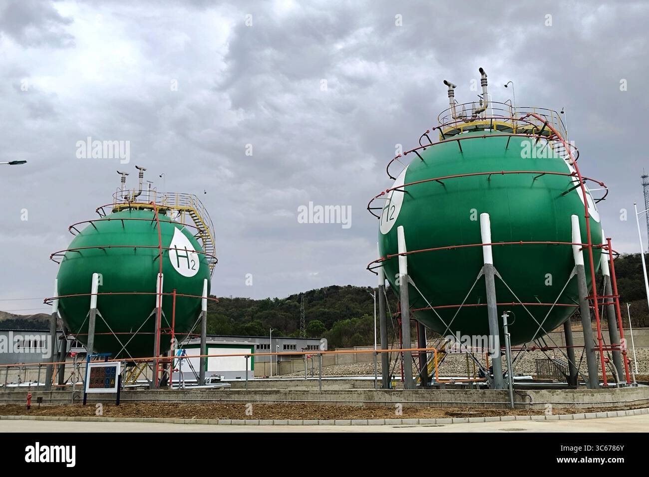 Tieling. 30. Juli 2025. Dieses am 30. Juli 2025 aufgenommene Foto zeigt ein Projekt zur Erzeugung von Wasserstoff aus dem Netz bei einem Unternehmen für Wasserstoff-Energietechnologie im Tieling County im Nordosten Chinas in der Provinz Liaoning. In den letzten Jahren hat sich das Tieling County aktiv für die Förderung der grünen Energiewirtschaft einschließlich Windenergie, Photovoltaik und Wasserstoffenergie eingesetzt, um Fortschritte bei der qualitativ hochwertigen Entwicklung der regionalen Wirtschaft zu erzielen. Quelle: Yang Qing/Xinhua/Alamy Live News Stockfoto