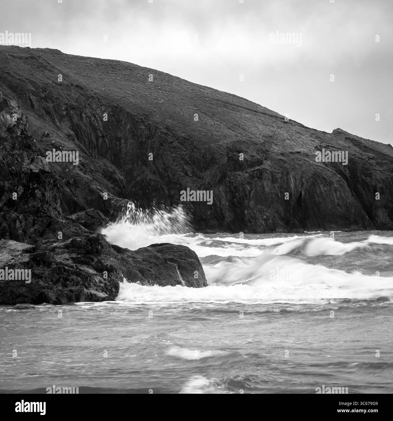 Schwarz und weiß von Holywell Bay Waves, Cornwall, Großbritannien Stockfoto