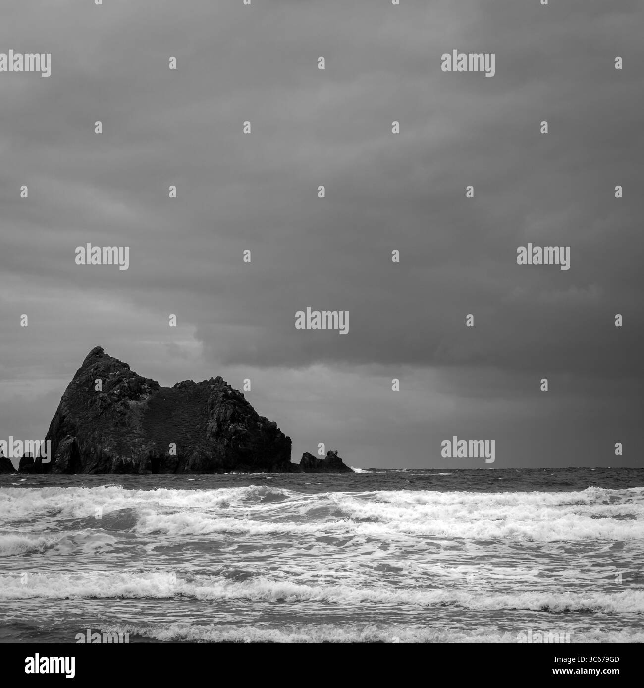 Schwarz-weiß von Holywell Bay Island, Cornwall, Großbritannien Stockfoto