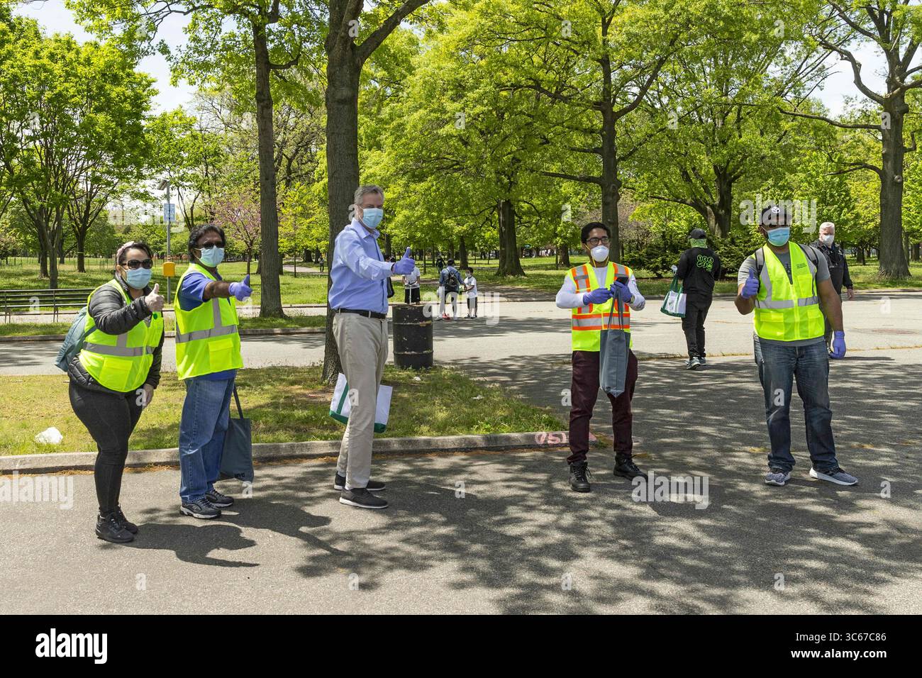 16. Mai 2020, New York, Vereinigte Staaten: Der Bürgermeister von New York, Bill de Blasio, posiert für ein Foto, während er einen Spaziergang durch den Flushing Meadows Corona Park macht, um kostenlose Face MAS?ks an die Parkbesucher im Queens Borough von New York City zu verteilen. (Credit Image: © Ron Adar/SOPA Images via ZUMA Wire) Stockfoto