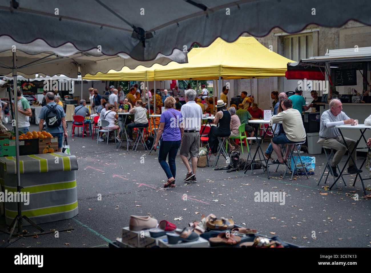 Geschäftiger Outdoor-Markt in amboise mit Restaurants und Einkaufsmöglichkeiten bei sonnigem Wetter Stockfoto