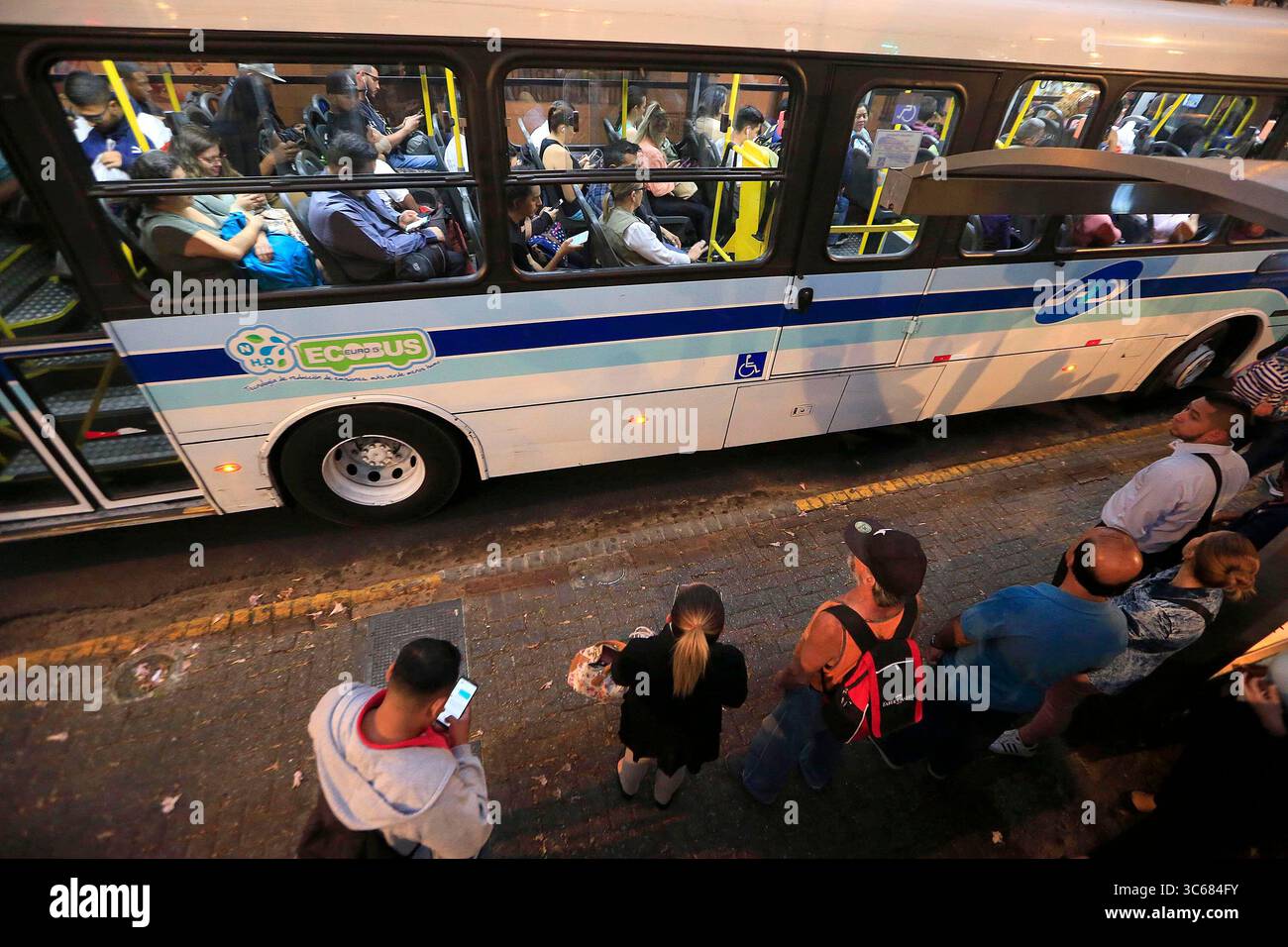 März 2020: 12/03/2020 San JosÃÂ. Aunque el Consejo de Transporte PÃÂºblico (CTP) pidiÃÂ³ a las empresas autobuseras de todo el paÃÂ­s tomar medidas para prevenir focos de contagio del coronavirus covid-19, entre ellas, aumentar las frecuencias de viajes para evitar aglomeraciones en las paradas y recargo, esta tarde en aligunos casos se viÃÂ³ contrario. Paradas de Buses de Desamparados, Cerca de las 6 de la tarde. Foto: Rafael Pacheco (Foto: © Rafael Pacheco Granados/La Nacion Via ZUMA Press) Stockfoto