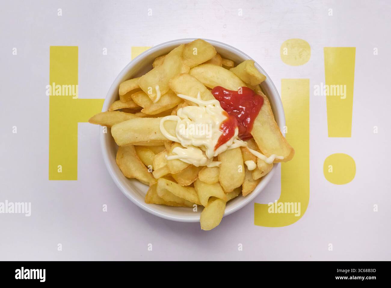 Schüssel Pommes Frites mit Ketchup und Mayonnaise auf einem „Hej!“ Hintergrund Stockfoto