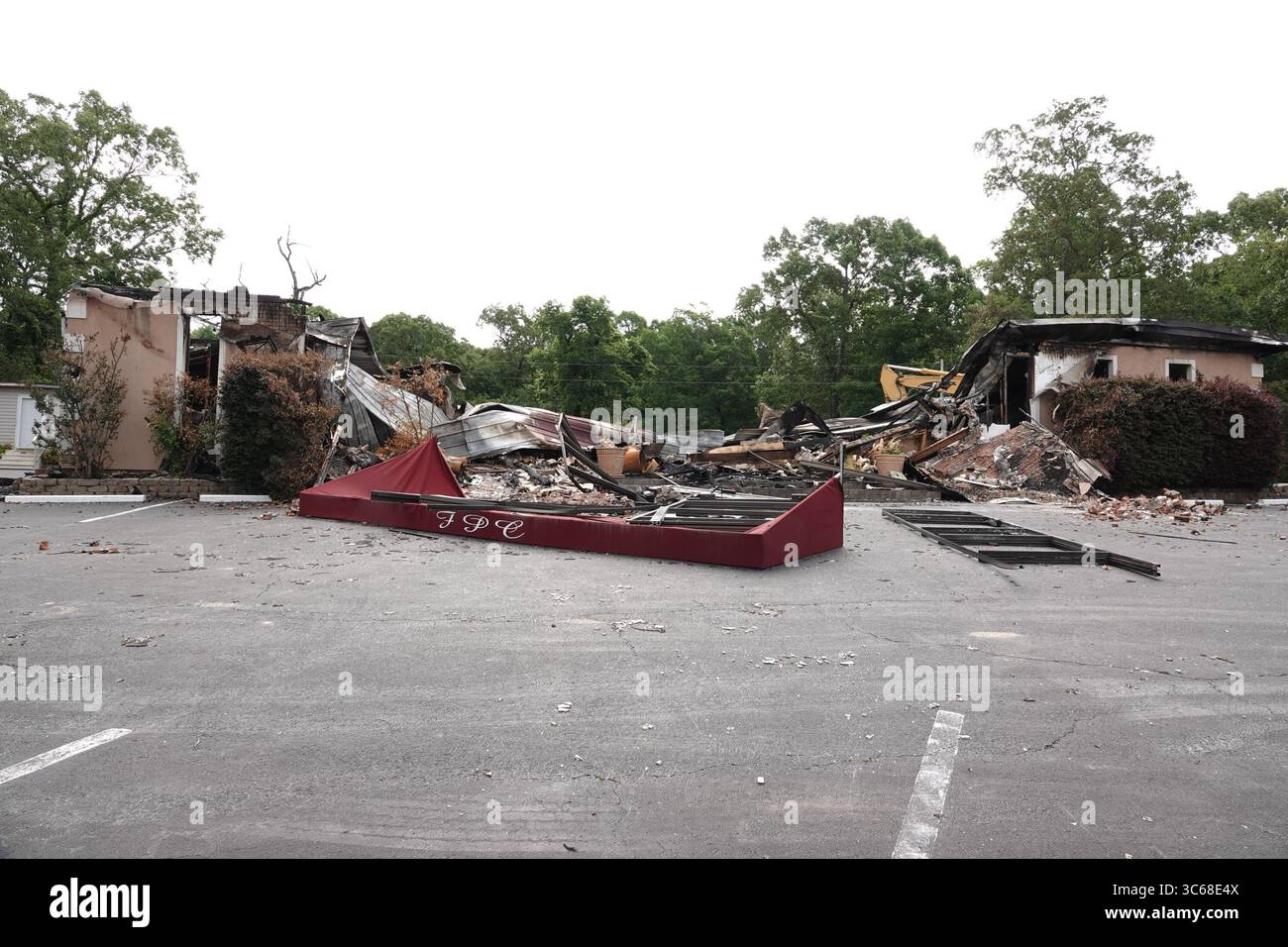 24. Mai 2020, Memphis, Tennessee, USA: Niemand war am Sonntagmorgen, 24. Mai 2020, in der ERSTEN PFINGSTKIRCHE in Holly Springs, Mississippi. Die Kirche brannte in einem Feuer in der Woche und wird jetzt wegen Brandstiftung ermittelt. Die Kirche reichte vor etwa einem Monat eine Klage ein, in der sie die cityÃs-Beschränkungen für Versammlungen in Frage stellte. Eine falsch geschriebene Nachricht auf dem Parkplatz: Ã’Wet you stay home now you hypokrites.Ã“ die Kirche liegt nahe der Grenze zu Süd-Tennessee (Credit Image: © Karen Focht/ZUMA Wire) Stockfoto