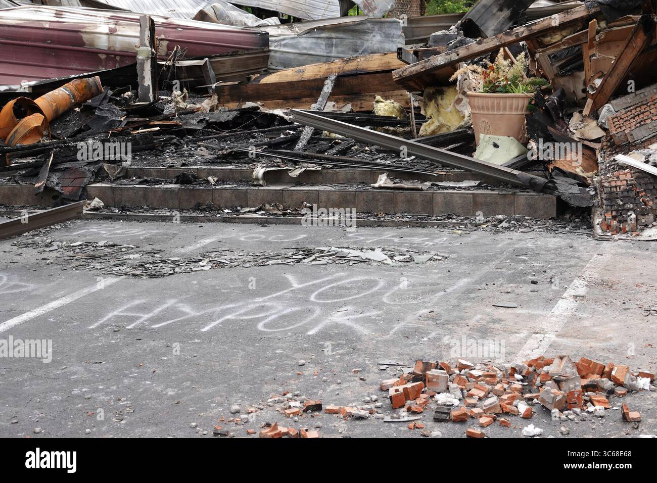 24. Mai 2020, Memphis, Tennessee, USA: Niemand war am Sonntagmorgen, 24. Mai 2020, in der ERSTEN PFINGSTKIRCHE in Holly Springs, Mississippi. Die Kirche brannte in einem Feuer in der Woche und wird jetzt wegen Brandstiftung ermittelt. Die Kirche reichte vor etwa einem Monat eine Klage ein, in der sie die cityÃs-Beschränkungen für Versammlungen in Frage stellte. Eine falsch geschriebene Nachricht auf dem Parkplatz: Ã’Wet you stay home now you hypokrites.Ã“ die Kirche liegt nahe der Grenze zu Süd-Tennessee (Credit Image: © Karen Focht/ZUMA Wire) Stockfoto