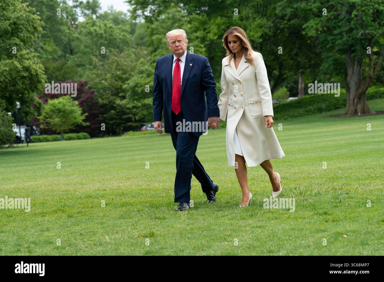 25. Mai 2020, Washington, District of Columbia, USA: US-Präsident Donald J. Trump und First Lady Melania Trump kehren nach ihrer Teilnahme an einer Gedenkfeier im Fort McHenry National Monument and Historic Shrine in Baltimore, Maryland am Montag, 25. Mai 2020 in das Weiße Haus in Washington, DC, zurück (Foto: © Chris Kleponis/CNP via ZUMA Wire) Stockfoto