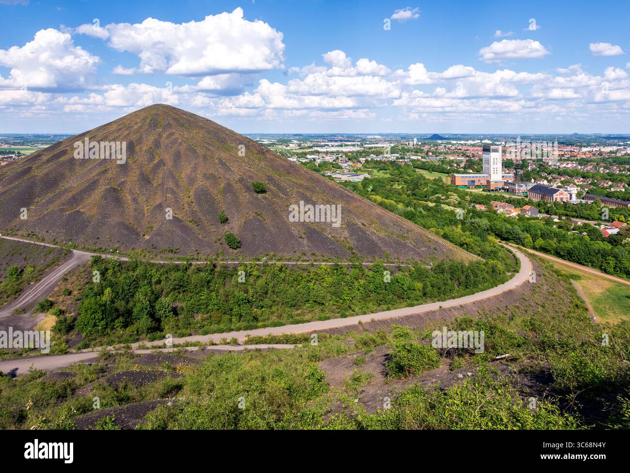 Landschaftsansicht vom Grabhaufen 74A über den Grabhaufen 74 und die ehemalige Pistole der Gruben 11 und 19 in Loos-en-Gohelle, Frankreich Stockfoto