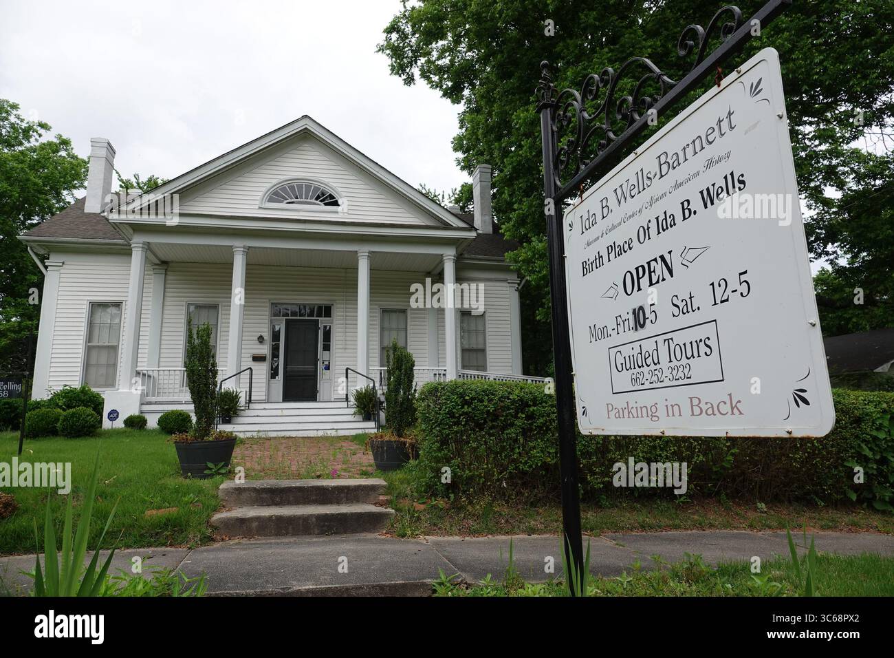 24. Mai 2020, Holly Springs, Mississippi, USA: Das BollingÃ Gatewood House ist ein historisches Landhaus in Holly Springs, Mississippi, USA. Hier befindet sich das Ida B. Wells-Barnett Museum, benannt nach dem ehemaligen Sklaven, Journalisten und Suffrazisten IDA GLOCKENBRUNNEN (* 1862Ã d.. 1931) eine afroamerikanische Frau, die auf diesem Anwesen geboren wurde und im 19. Jahrhundert als Journalistin und Sozialaktivistin bekannt wurde. Sie begann ihre berufliche Laufbahn jedoch als Lehrerin an den ländlichen Schulen in der Nähe von Holly Springs. (Kreditbild: © Karen Focht/ZUMA Wire) Stockfoto