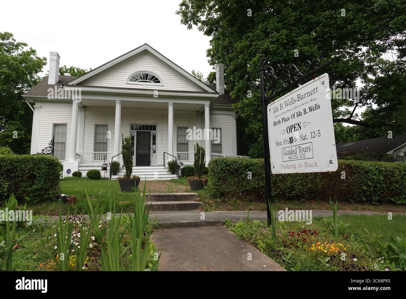 24. Mai 2020, Holly Springs, Mississippi, USA: Das BollingÃ Gatewood House ist ein historisches Landhaus in Holly Springs, Mississippi, USA. Hier befindet sich das Ida B. Wells-Barnett Museum, benannt nach dem ehemaligen Sklaven, Journalisten und Suffrazisten IDA GLOCKENBRUNNEN (* 1862Ã d.. 1931) eine afroamerikanische Frau, die auf diesem Anwesen geboren wurde und im 19. Jahrhundert als Journalistin und Sozialaktivistin bekannt wurde. Sie begann ihre berufliche Laufbahn jedoch als Lehrerin an den ländlichen Schulen in der Nähe von Holly Springs. (Kreditbild: © Karen Focht/ZUMA Wire) Stockfoto