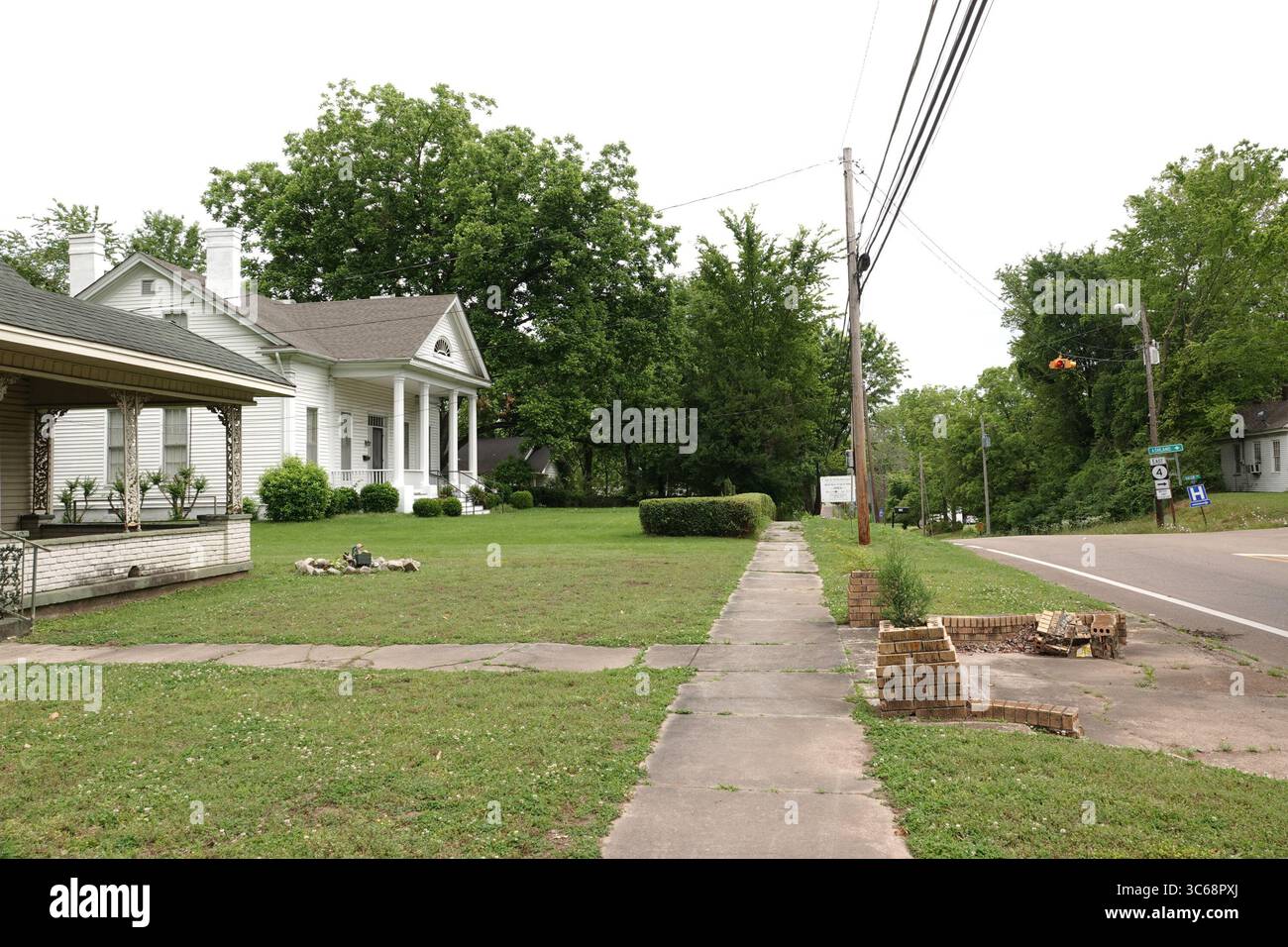 24. Mai 2020, Holly Springs, Mississippi, USA: Das BollingÃ Gatewood House ist ein historisches Landhaus in Holly Springs, Mississippi, USA. Hier befindet sich das Ida B. Wells-Barnett Museum, benannt nach dem ehemaligen Sklaven, Journalisten und Suffrazisten IDA GLOCKENBRUNNEN (* 1862Ã d.. 1931) eine afroamerikanische Frau, die auf diesem Anwesen geboren wurde und im 19. Jahrhundert als Journalistin und Sozialaktivistin bekannt wurde. Sie begann ihre berufliche Laufbahn jedoch als Lehrerin an den ländlichen Schulen in der Nähe von Holly Springs. (Kreditbild: © Karen Focht/ZUMA Wire) Stockfoto