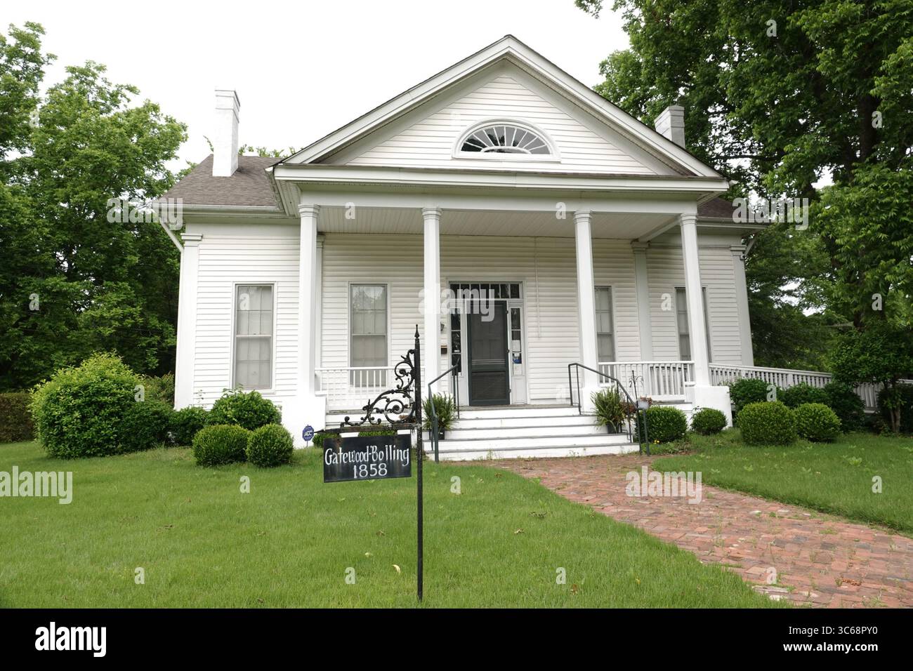 24. Mai 2020, Holly Springs, Mississippi, USA: Das BollingÃ Gatewood House ist ein historisches Landhaus in Holly Springs, Mississippi, USA. Hier befindet sich das Ida B. Wells-Barnett Museum, benannt nach dem ehemaligen Sklaven, Journalisten und Suffrazisten IDA GLOCKENBRUNNEN (* 1862Ã d.. 1931) eine afroamerikanische Frau, die auf diesem Anwesen geboren wurde und im 19. Jahrhundert als Journalistin und Sozialaktivistin bekannt wurde. Sie begann ihre berufliche Laufbahn jedoch als Lehrerin an den ländlichen Schulen in der Nähe von Holly Springs. (Kreditbild: © Karen Focht/ZUMA Wire) Stockfoto
