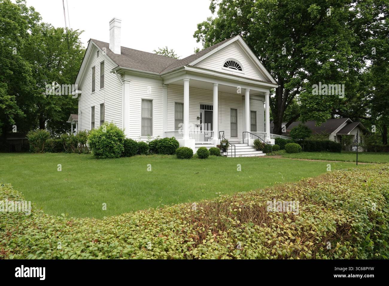 24. Mai 2020, Holly Springs, Mississippi, USA: Das BollingÃ Gatewood House ist ein historisches Landhaus in Holly Springs, Mississippi, USA. Hier befindet sich das Ida B. Wells-Barnett Museum, benannt nach dem ehemaligen Sklaven, Journalisten und Suffrazisten IDA GLOCKENBRUNNEN (* 1862Ã d.. 1931) eine afroamerikanische Frau, die auf diesem Anwesen geboren wurde und im 19. Jahrhundert als Journalistin und Sozialaktivistin bekannt wurde. Sie begann ihre berufliche Laufbahn jedoch als Lehrerin an den ländlichen Schulen in der Nähe von Holly Springs. (Kreditbild: © Karen Focht/ZUMA Wire) Stockfoto