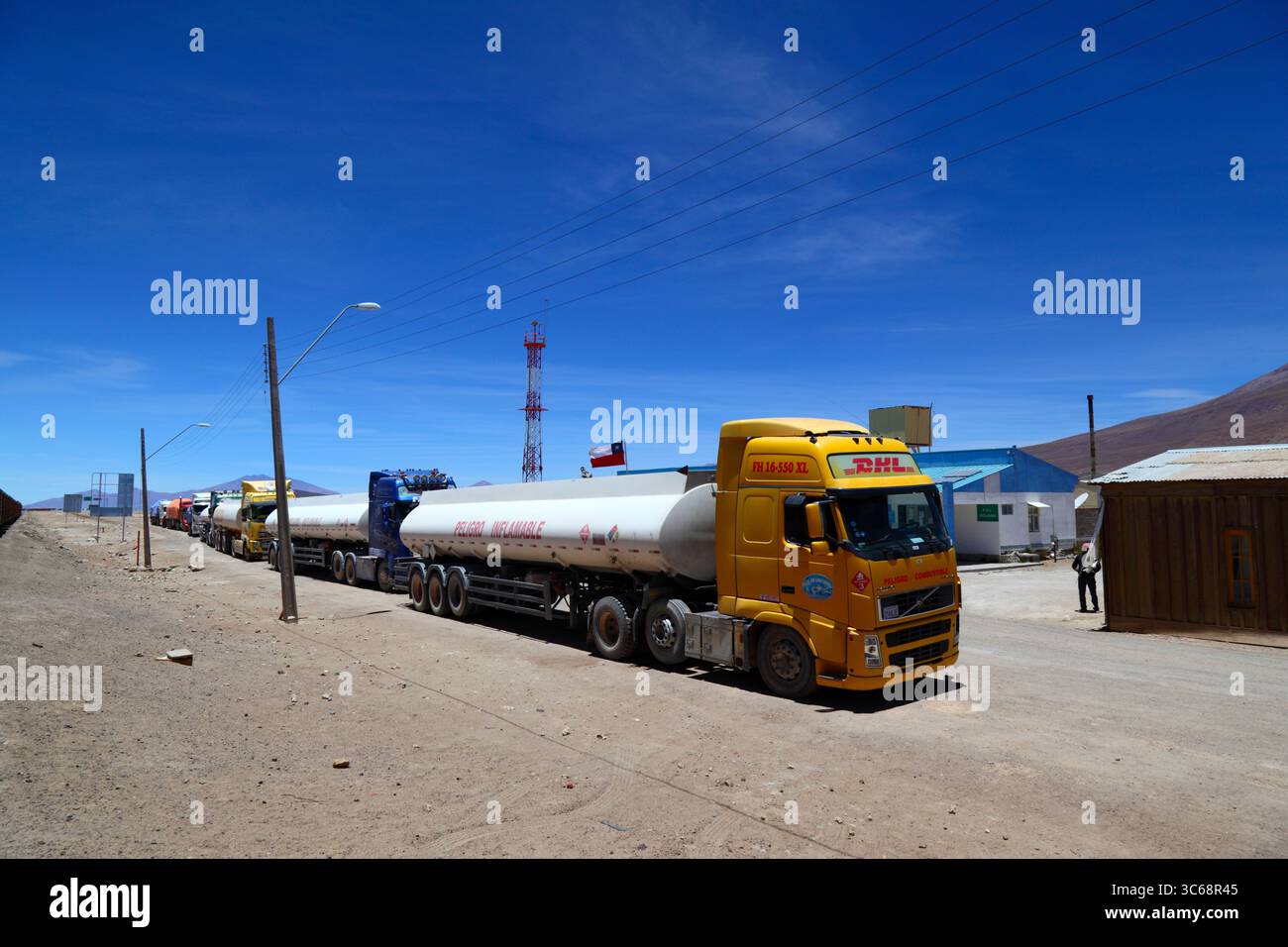 Tanker und LKW warten an den Grenzkontrollen in Ollagüe, Chile, auf die Einreise nach Bolivien Stockfoto