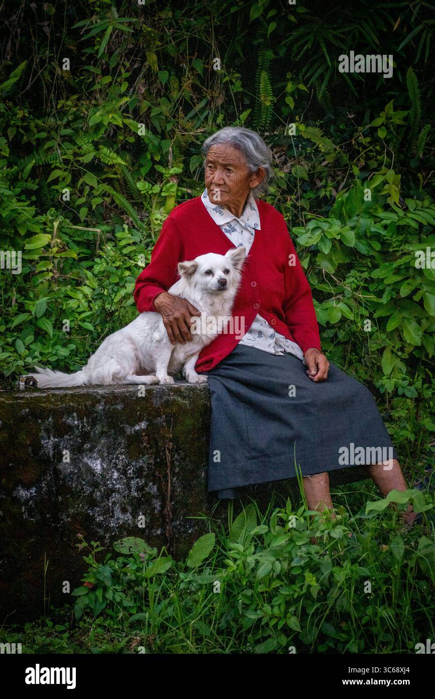 Eine Frau und ihr Hund in Yuksom, Sikkim, Indien Stockfoto