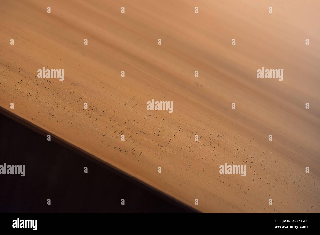 Nahaufnahme der Messingoberfläche. Kante des rechteckigen Tisches mit Messingoberseite. Stockfoto