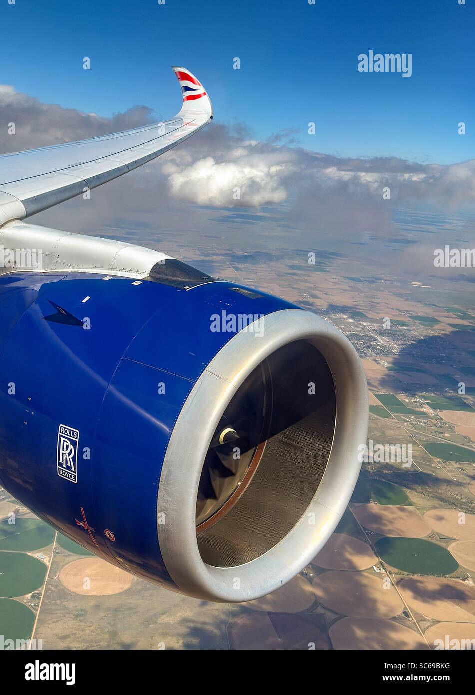 Im Flug von London nach Denver am 20. Mai 2025: Rollt Royce-Triebwerk auf einem Airbus A350-Jet von British Airways - Smartphone-aufgenommenes Stockfoto