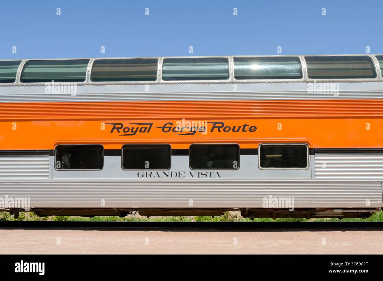 Canon City, Colorado, USA - 22. Mai 2025: Seitenansicht des Grand Vista Dome Car auf der Royal Gorge Route Railroad. Stockfoto