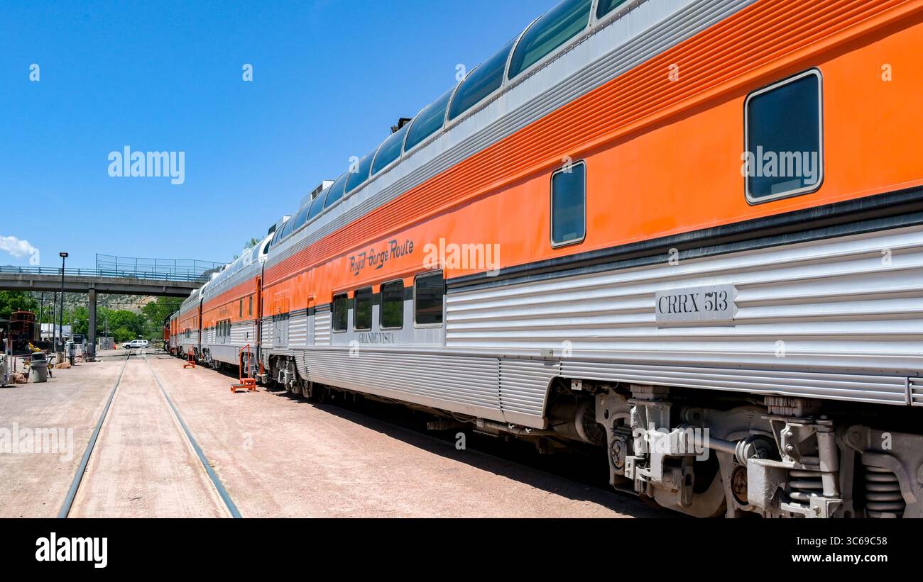 Canon City, Colorado, USA - 22. Mai 2025: Seitenansicht des Grand Vista Dome Car in einem Zug der Royal Gorge Route Railroad. Stockfoto