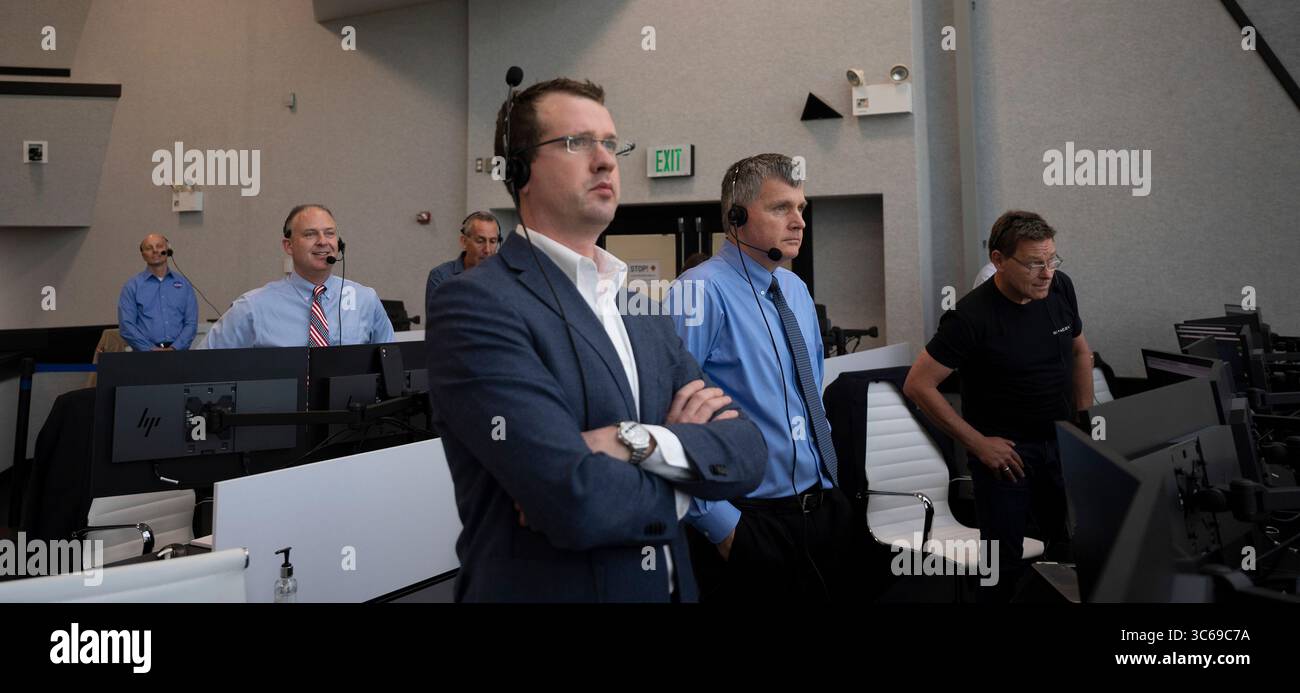 30. Mai 2020, Cape Canaveral, FL, Vereinigte Staaten von Amerika: Stephen Koerner, Direktor der Flugbetriebsdirektion im Johnson Space Center, Norm Knight, stellvertretender Direktor der Flugbetriebsabteilung im Johnson Space Center, Steve Stich, stellvertretender Manager des Commercial Crew Program, Hans Koenigsmann, Vice President für Bau und Flugsicherheit bei SpaceX, überwacht den Start einer SpaceX Falcon 9-Rakete, die die Crew Dragon-Raumsonde von der Missionskontrolle im Kennedy Space Center am 30. Mai 2020 Cape Canaveral in Florida trägt. Das Raumschiff trug die Astronauten Douglas Hurley und Robert Behnken Stockfoto