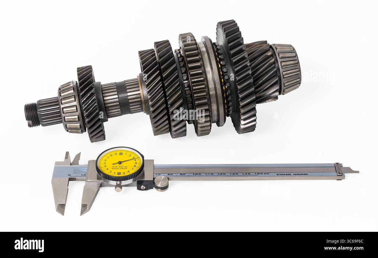 Messtaster oder Getriebe-Getriebe-Mechanismus auf der Welle. Nahaufnahme verschiedener Metallzahnräder von mechanischem Getriebeteil oder präzises Messwerkzeug mit Backen Stockfoto