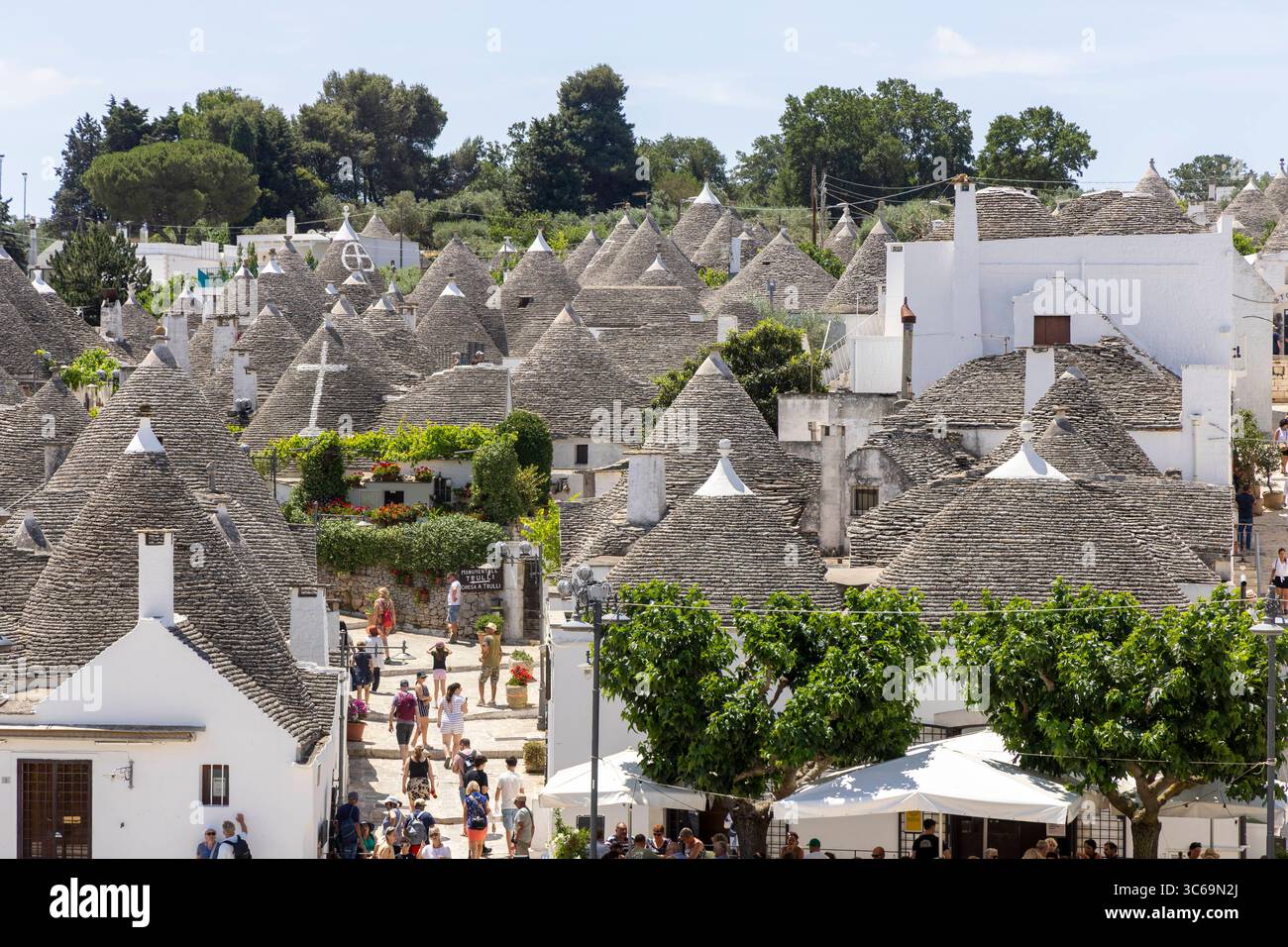 Alberobello in Italien. 22.06.2025, EU, ITA, Italien, Apulien, Basilikata, Alberobello: traditionelle Trulli Häuser. Seit 1996 gehören sie zum UNESCO-Welterbe. EU, ITA, Italien, Apulien, Basilicata, Alberobello: traditionelle Trullihäuser. Sie gehören seit 1996 zum UNESCO-Weltkulturerbe. Stockfoto