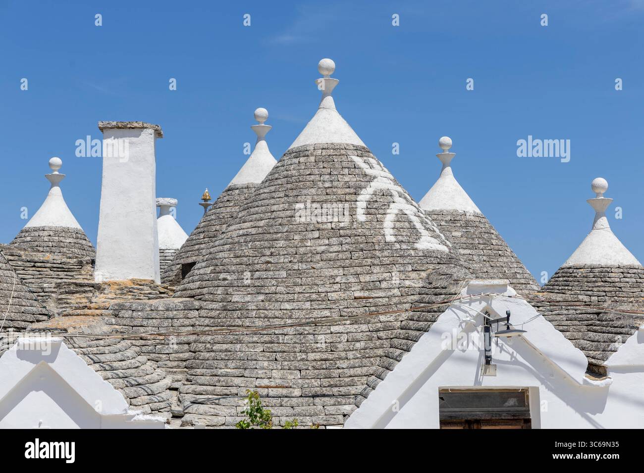 Alberobello in Italien. 22.06.2025, EU, ITA, Italien, Apulien, Basilikata, Alberobello: traditionelle Trulli Häuser. Seit 1996 gehören sie zum UNESCO-Welterbe. EU, ITA, Italien, Apulien, Basilicata, Alberobello: traditionelle Trullihäuser. Sie gehören seit 1996 zum UNESCO-Weltkulturerbe. Stockfoto
