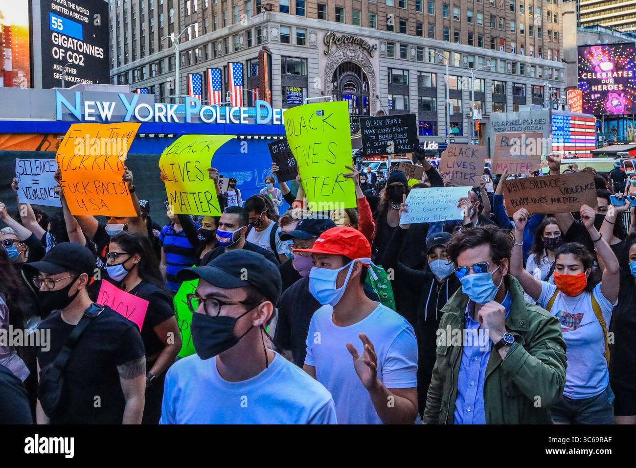 31. Mai 2020, New York, New York, USA: Demonstranten während eines Protestes am Times Square in New York am Sonntag, 31. Proteste im ganzen Land wurden nach dem Tod von George Floyd am 25. Mai motiviert, nachdem er 8 Minuten und 46 Sekunden lang vom weißen Polizisten Derek Chauvin in Minneapolis erstickt worden war. (Kreditbild: © Vanessa Carvalho/ZUMA Wire) Stockfoto