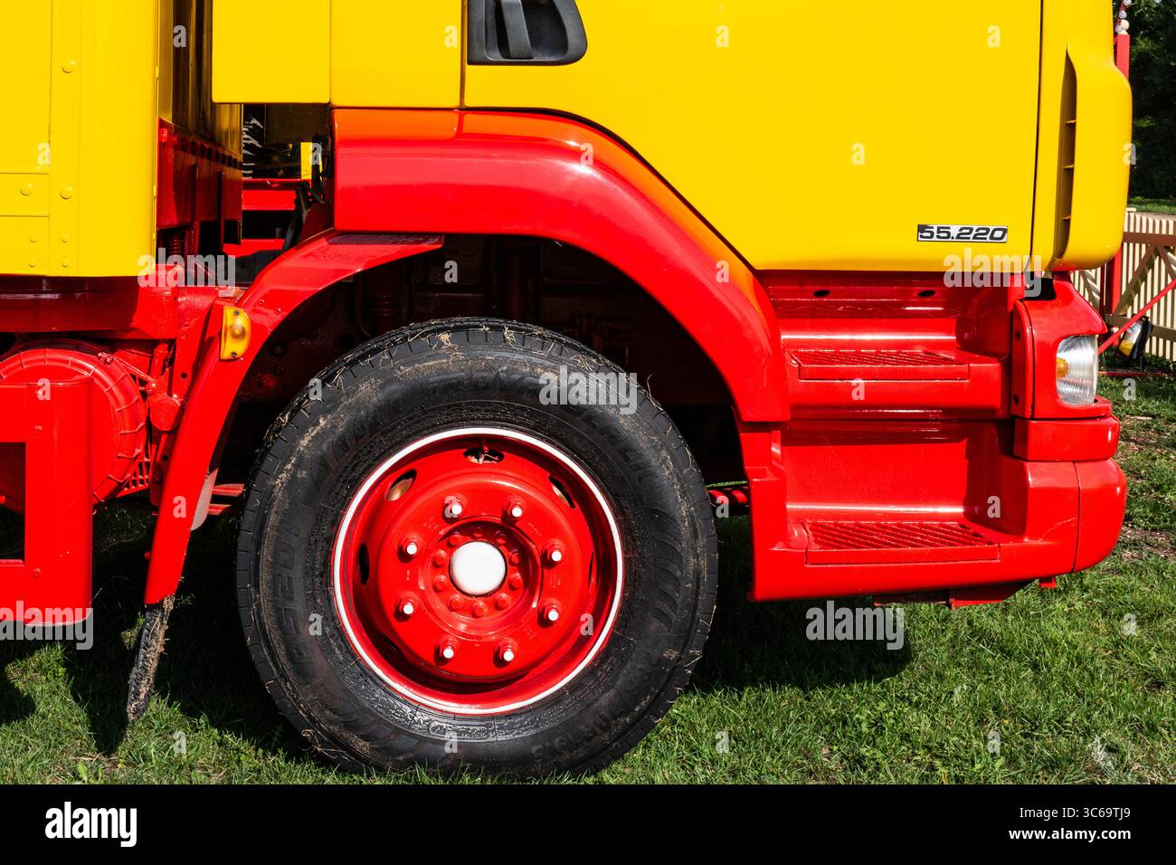 Nahaufnahme eines farbenfrohen rot-gelben Circus Trucks in Bridport, Dorset. Teil einer Wanderzirkusgruppe. Stockfoto