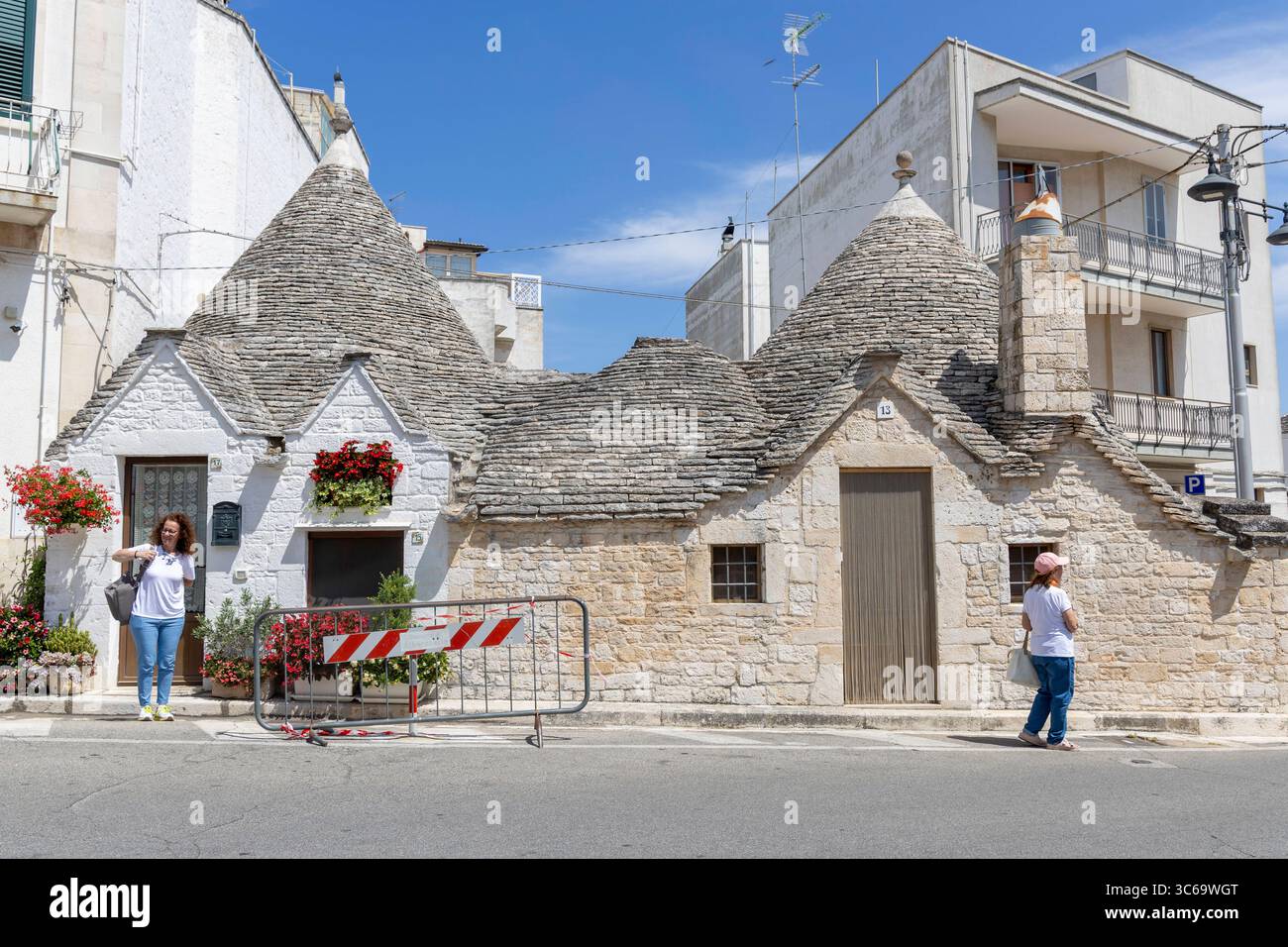 Alberobello in Italien. 22.06.2025, EU, ITA, Italien, Apulien, Basilikata, Alberobello: traditionelle Trulli Häuser. Seit 1996 gehören sie zum UNESCO-Welterbe. EU, ITA, Italien, Apulien, Basilicata, Alberobello: traditionelle Trullihäuser. Sie gehören seit 1996 zum UNESCO-Weltkulturerbe. Stockfoto