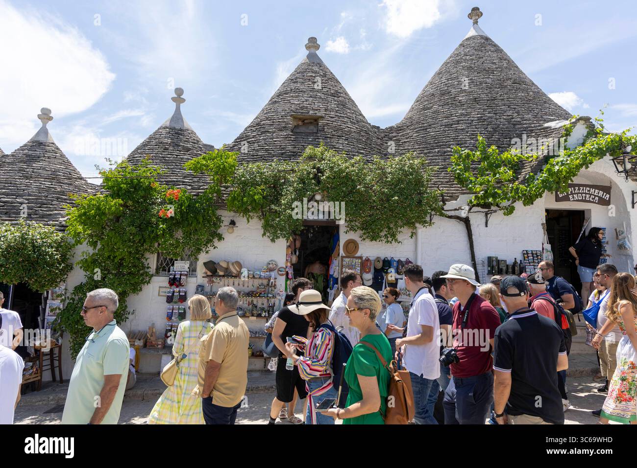 Alberobello in Italien. 22.06.2025, EU, ITA, Italien, Apulien, Basilikata, Alberobello: traditionelle Trulli Häuser. Seit 1996 gehören sie zum UNESCO-Welterbe. EU, ITA, Italien, Apulien, Basilicata, Alberobello: traditionelle Trullihäuser. Sie gehören seit 1996 zum UNESCO-Weltkulturerbe. Stockfoto