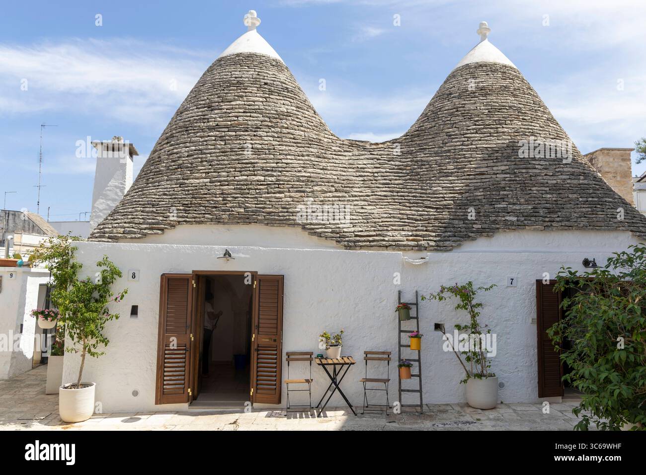 Alberobello in Italien. 22.06.2025, EU, ITA, Italien, Apulien, Basilikata, Alberobello: traditionelle Trulli Häuser. Seit 1996 gehören sie zum UNESCO-Welterbe. EU, ITA, Italien, Apulien, Basilicata, Alberobello: traditionelle Trullihäuser. Sie gehören seit 1996 zum UNESCO-Weltkulturerbe. Stockfoto