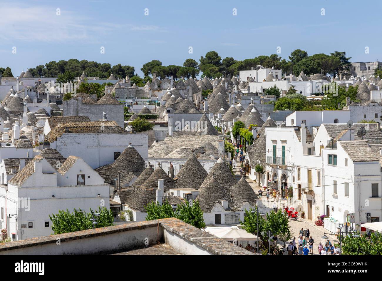 Alberobello in Italien. 22.06.2025, EU, ITA, Italien, Apulien, Basilikata, Alberobello: traditionelle Trulli Häuser. Seit 1996 gehören sie zum UNESCO-Welterbe. EU, ITA, Italien, Apulien, Basilicata, Alberobello: traditionelle Trullihäuser. Sie gehören seit 1996 zum UNESCO-Weltkulturerbe. Stockfoto