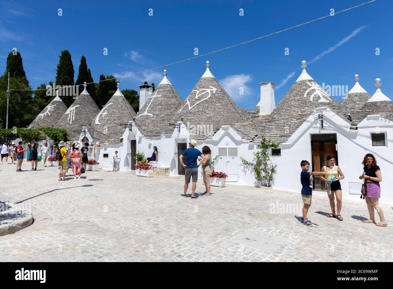 Alberobello in Italien. 22.06.2025, EU, ITA, Italien, Apulien, Basilikata, Alberobello: traditionelle Trulli Häuser. Seit 1996 gehören sie zum UNESCO-Welterbe. EU, ITA, Italien, Apulien, Basilicata, Alberobello: traditionelle Trullihäuser. Sie gehören seit 1996 zum UNESCO-Weltkulturerbe. Stockfoto