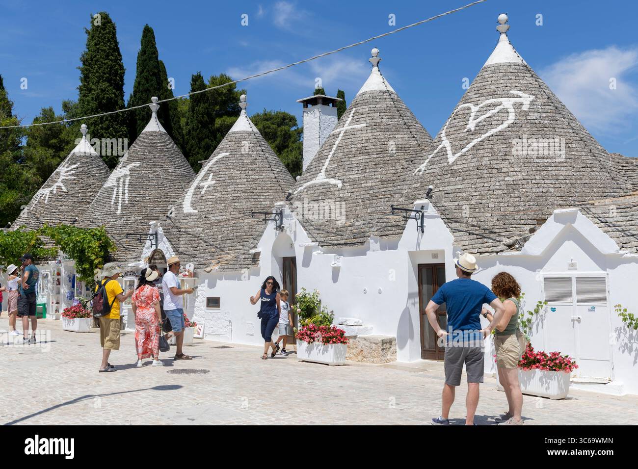 Alberobello in Italien. 22.06.2025, EU, ITA, Italien, Apulien, Basilikata, Alberobello: traditionelle Trulli Häuser. Seit 1996 gehören sie zum UNESCO-Welterbe. EU, ITA, Italien, Apulien, Basilicata, Alberobello: traditionelle Trullihäuser. Sie gehören seit 1996 zum UNESCO-Weltkulturerbe. Stockfoto