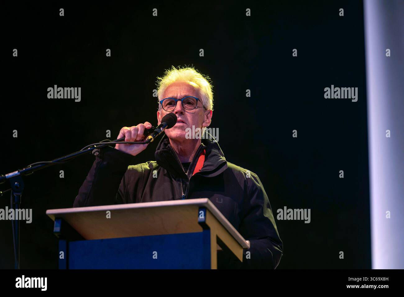 Archivbild - 31. Juli 2025. Heute wurde bekannt gegeben, dass der Verleger und Journalist Derk sauer verstorben ist. Sauer war bekannt als Herausgeber der englischsprachigen russischen Publikation The Moscow Times. Amsterdam Niederlande 12. März 2022. Am Damm in Amsterdam zeigt die Stadt ihre Solidarität mit den Ukrainern nach der russischen Invasion in die Ukraine. Während der Putinkrieg andauert, sind Millionen von Flüchtlingen in die Länder der Europäischen Union vorgedrungen. Herausgeber der Moscow Times Derk sauer Stockfoto