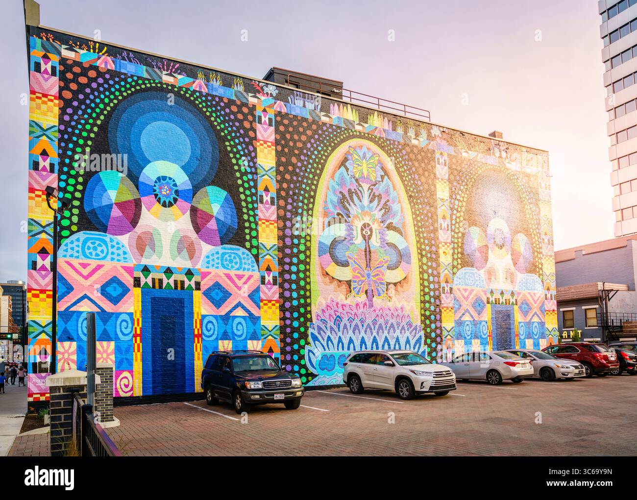 Cincinnati, Ohio, 30. Juli 2022: Visionary Reality Threshold Murral von Saya Woolfalk in der Walnut Street im Zentrum von Cincinnati, Ohio Stockfoto