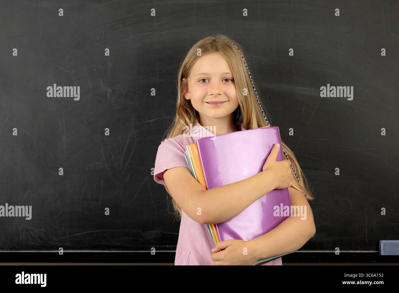 Grundschulschüler mit Notizbüchern leeres Tafel Stockfoto