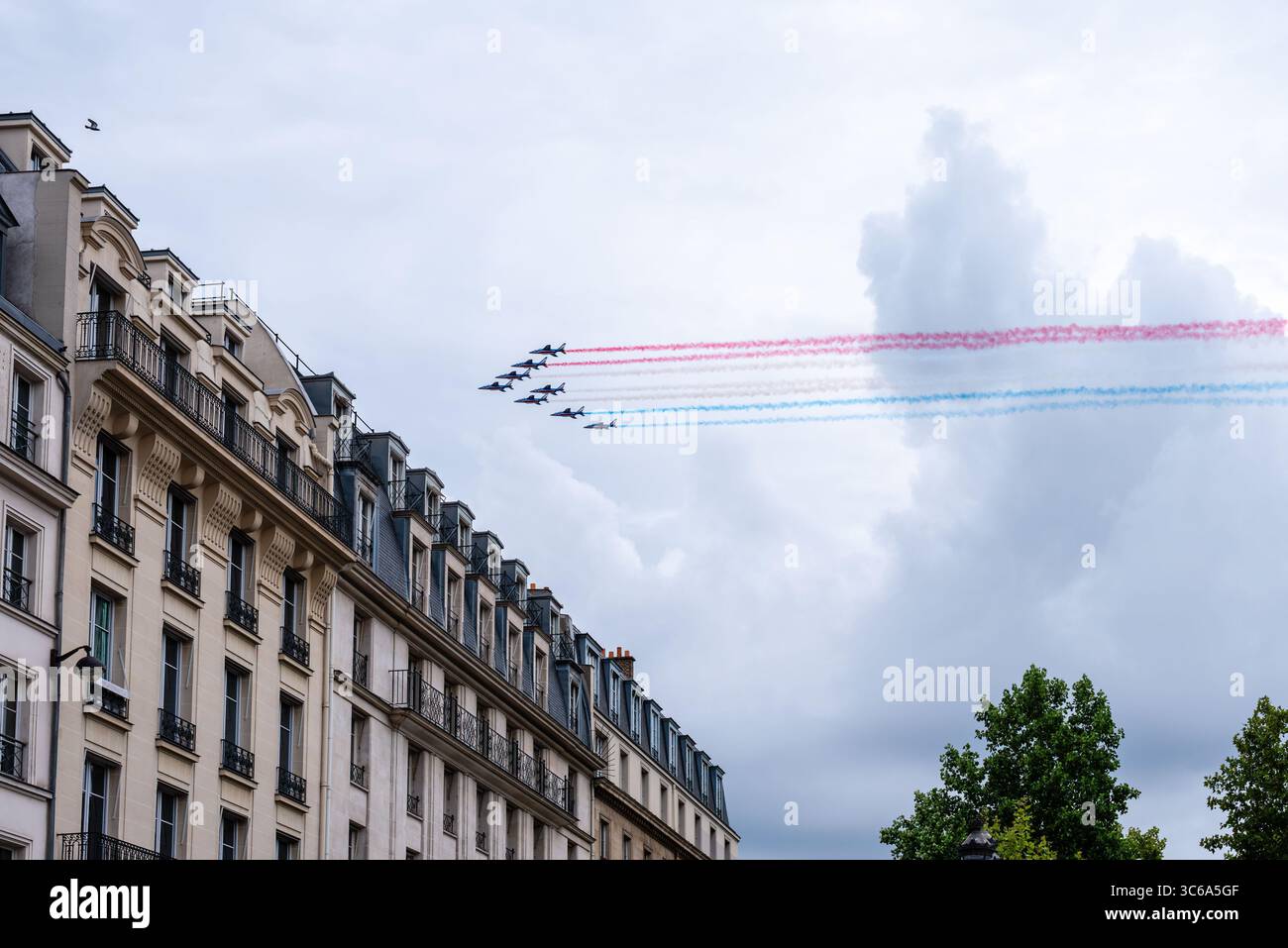 Die Patrouille acrobatique de France (französische Akrobatikpatrouille) fliegt am letzten Tag der Tour de France über Paris. Stockfoto