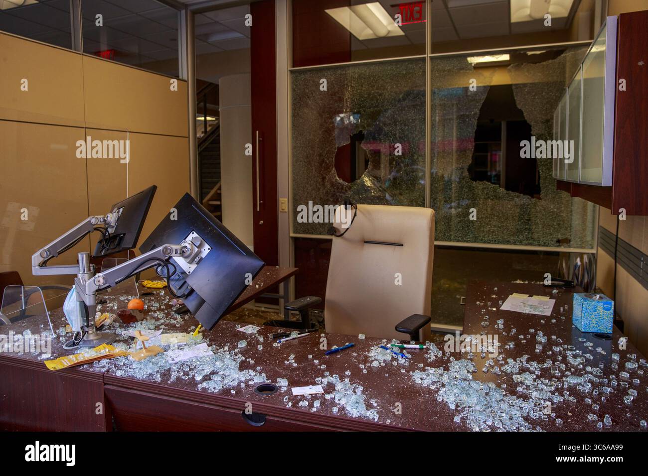 31. Mai 2020, Indianapolis, Indiana, Vereinigte Staaten: Windows wird bei der ersten Finanzbank zerschlagen gesehen, die nach den Unruhen als Reaktion auf die Ermordung von George Floyd und Sean Reed in Indianapolis einen Blick in das Innere bietet. (Credit Image: © Jeremy Hogan/SOPA Images via ZUMA Wire) Stockfoto