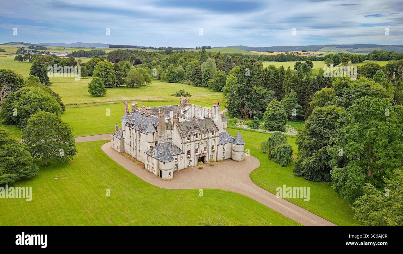 Leith Hall Kennethmont Aberdeenshire Scotland das Landhaus ist im Frühsommer von Bäumen umgeben Stockfoto