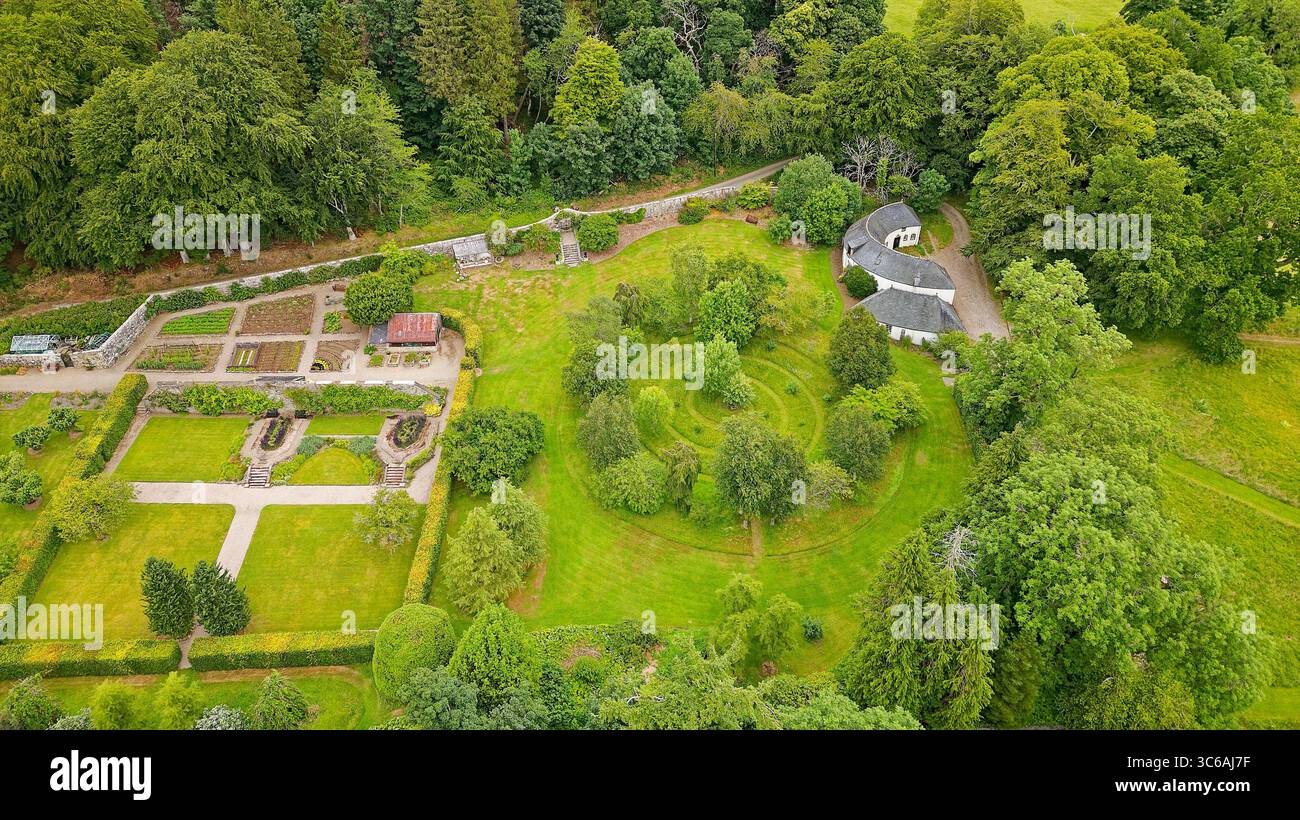 Leith Hall Kennethmont Aberdeenshire Schottland die ummauerten Gärten und Gebäude sind im Frühsommer von Bäumen umgeben Stockfoto