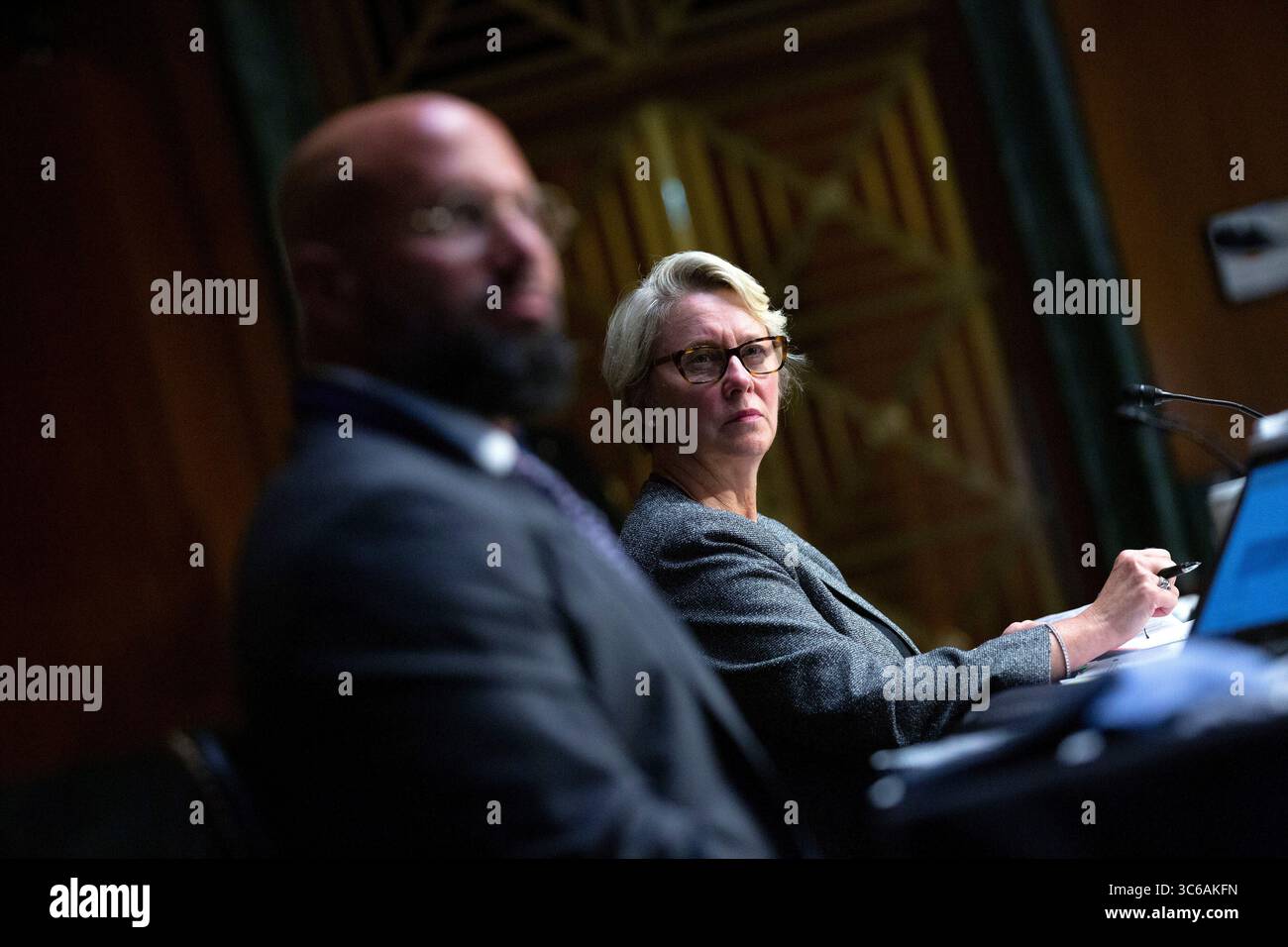 Juni 2020, Washington, District of Columbia, USA: Judith McMeekin, Associate Commissioner for Regulatory Affairs bei der Food and Drug Administration (FDA), Right, und Mark Abdoo, Associate Commissioner for Global Policy and Strategy bei der Food and Drug Administration (FDA), hören am Dienstag, den 2. Juni 2020, während der Anhörung des Finanzausschusses des US-Senats zum Inspektionsprozess der ausländischen Arzneimittelherstellung auf dem Capitol Hill in Washington D.C., USA. Quelle: Stefani Reynolds/CNP (Bild: © Stefani Reynolds/CNP via ZUMA Wire) Stockfoto