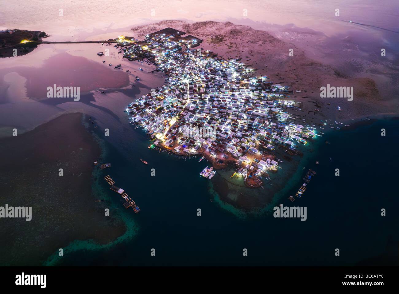 Aus der Vogelperspektive einer dicht besiedelten Küstensiedlung, in der sich die Häuser zwischen Land und Meer zusammenschließen, Bungin Island, Sumbawa Regency, Indonesien. Stockfoto