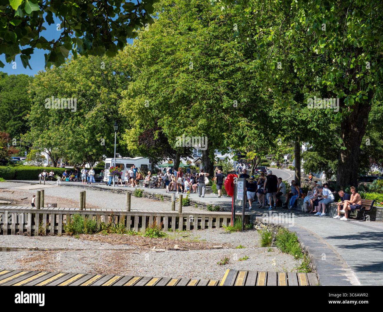 Touristen am Ufer des Sees Windermere in Ambleside, Lake District, Großbritannien. Stockfoto