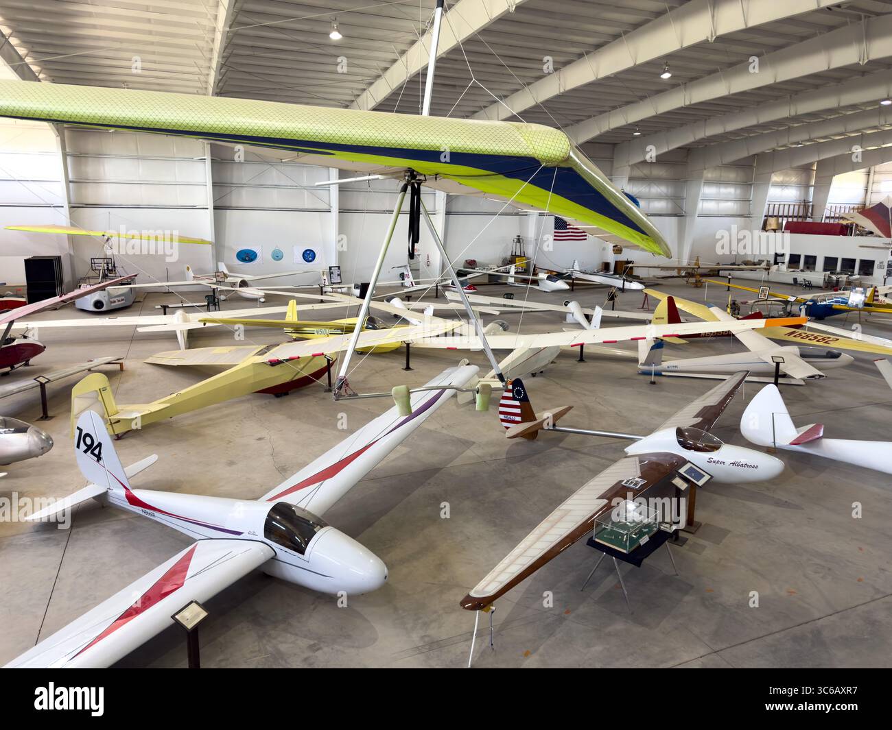 Ein Drachenflieger und Segelflugzeuge sind im Southwest Sailing Museum in Moriarty, New Mexico zu sehen. Stockfoto